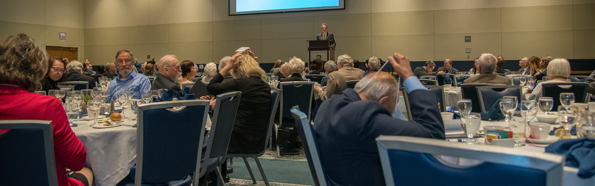 Dean Lee Kump addresses faculty at awards banquet